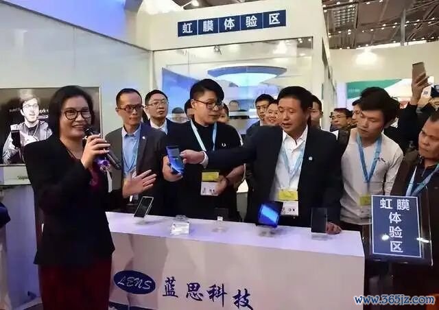▲周群飞为客户西席产物